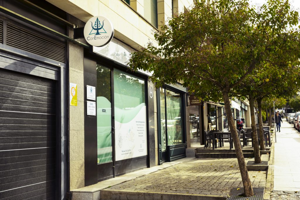 Fachada del centro de psicología ConEmoción en Torrelodones