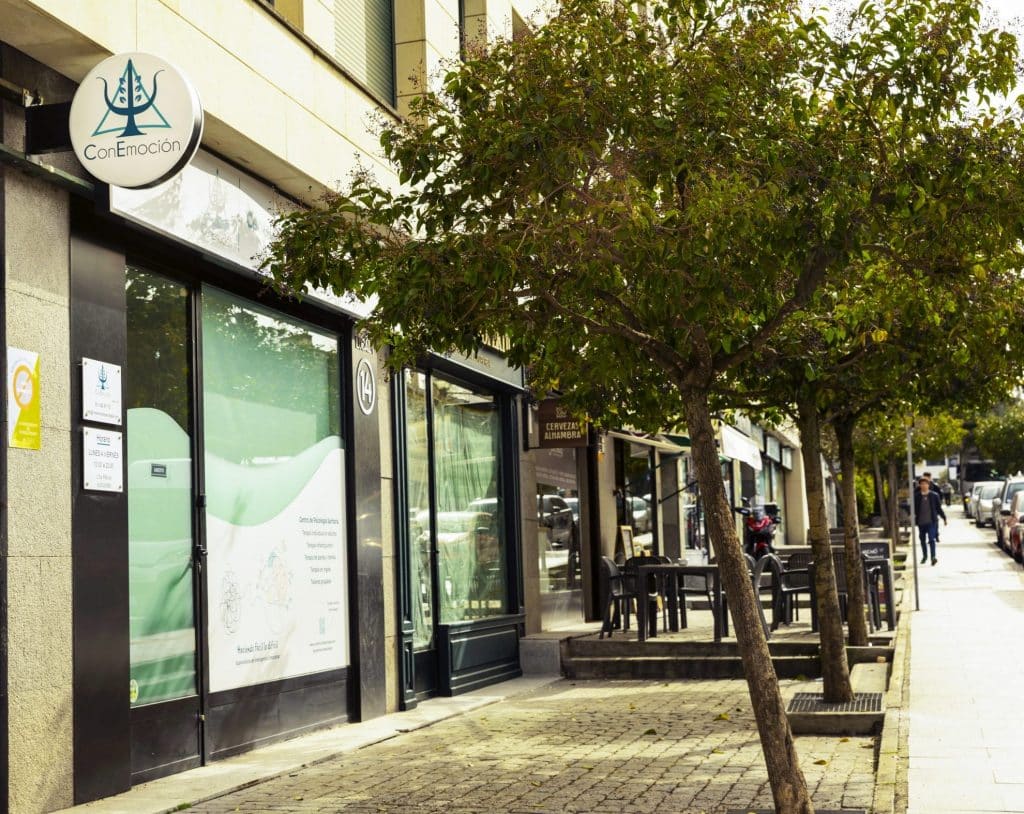 Fachada del centro de psicología ConEmoción en Torrelodones