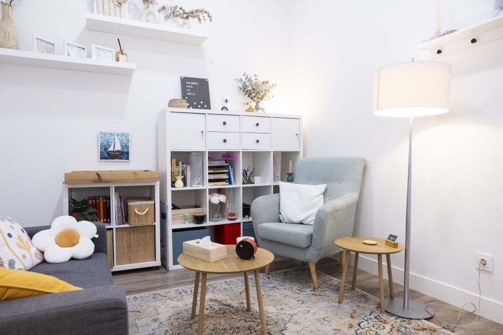 Sala de terapia con sofá en el centro de Torrelodones
