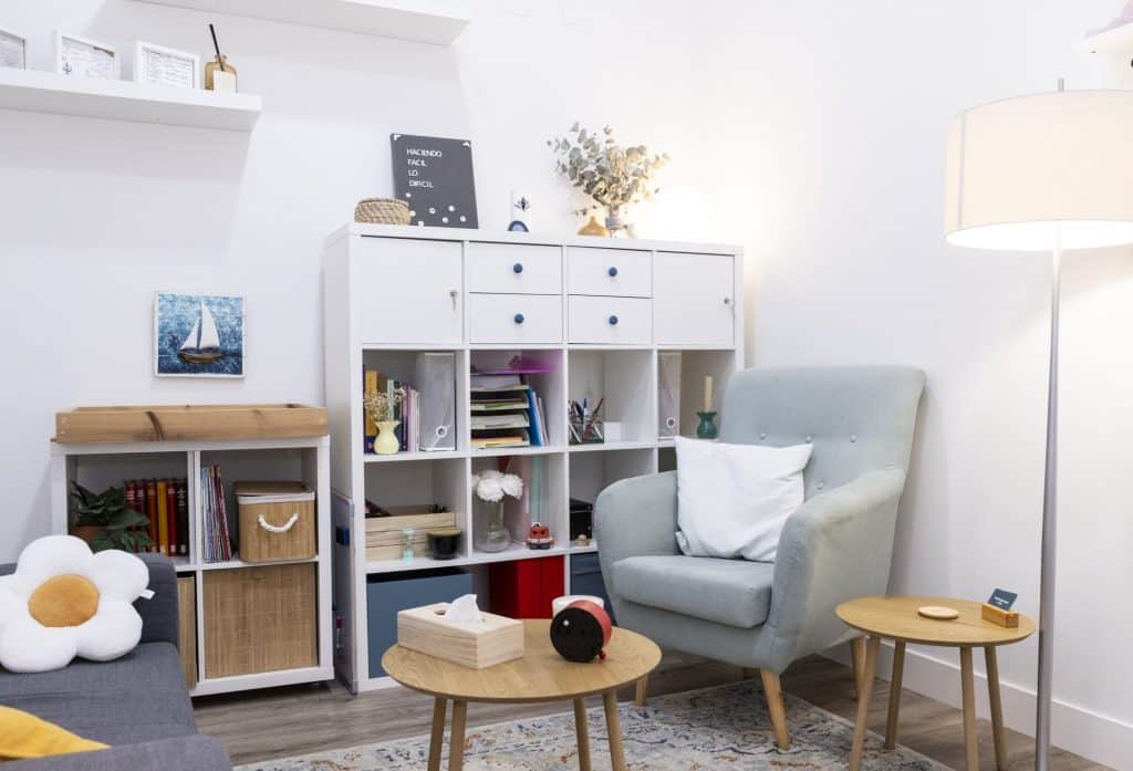 Sala de terapia con sofá en el centro de Torrelodones